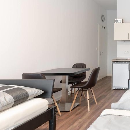 Monteurzimmer Berlin Pankow Mit Dachterrasse - Nur 10 Min. Von Der A10 - 3 Zimmer/ 7 Betten Eksteriør billede