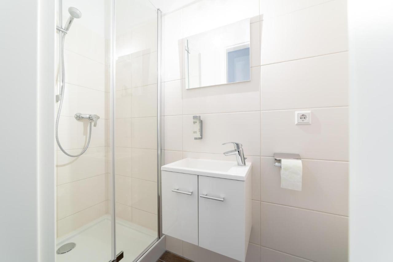 Monteurzimmer Berlin Pankow Mit Dachterrasse - Nur 10 Min. Von Der A10 - 3 Zimmer/ 7 Betten Eksteriør billede
