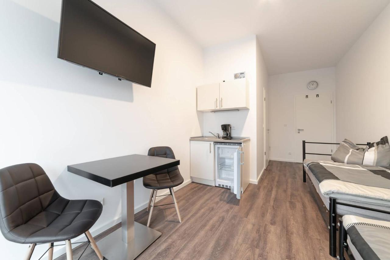 Monteurzimmer Berlin Pankow Mit Dachterrasse - Nur 10 Min. Von Der A10 - 3 Zimmer/ 7 Betten Eksteriør billede